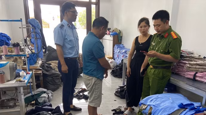 Niêm phong máy móc, sản phẩm của Công ty Dệt may Hương Quỳnh vì nghi sản xuất hàng hoá giả mạo nhãn hiệu 