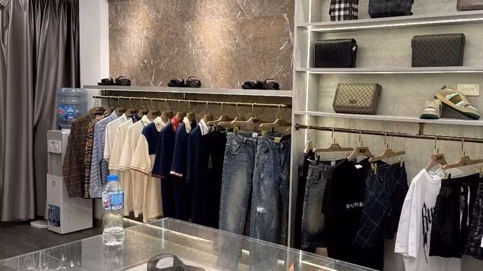 Một cửa hàng kinh doanh "chui" công khai bán sản phẩm thời trang giả mạo nhãn hiệu Burberry, Gucci 