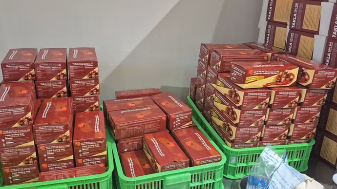 Bộ đôi doanh nghiệp ở Khánh Hoà bắt tay nhau sản xuất hàng giả rồi đăng bán trên Shopee, TikTok Shop