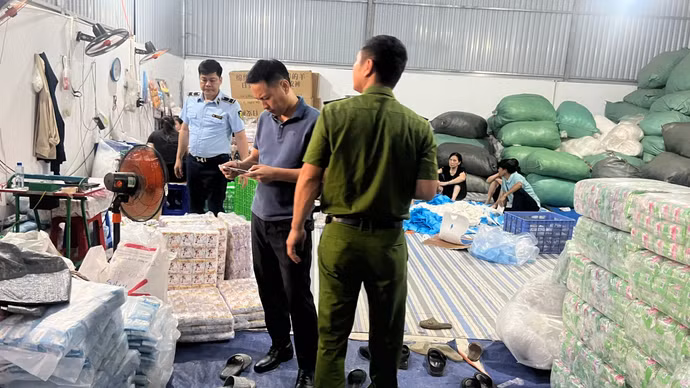 Kiểm tra cơ sở sản xuất, phát hiện số lượng cực lớn băng vệ sinh giả mạo nhãn hiệu Kotex, Diana, Thạch Thảo