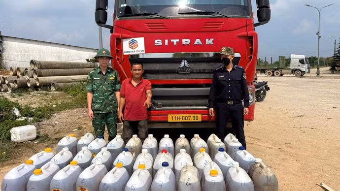 Tạm giữ nhiều phương tiện vận chuyển dầu trái phép trên biển và khu vực biên giới