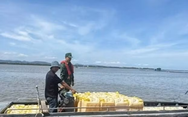 Biên phòng Quảng Ninh tạm giữ một phương tiện vận tải thủy vận chuyển xăng E10 RON 95 không rõ nguồn gốc