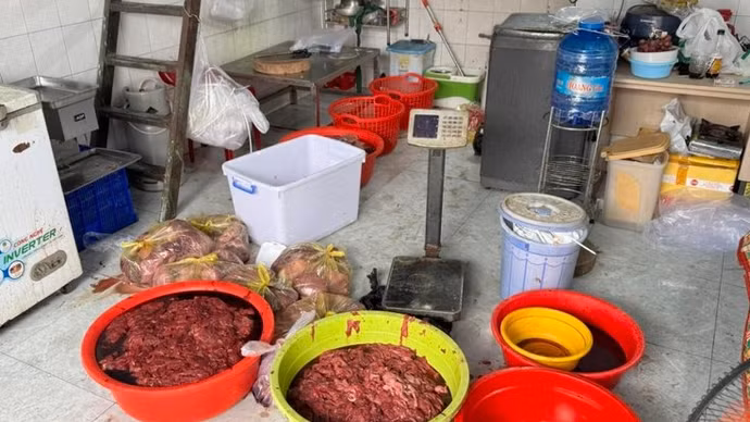 Sử dụng chất cấm biến thịt lợn thành thịt bò, một đối tượng bị khởi tố