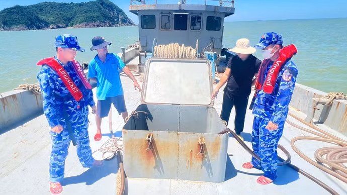 Tạm giữ tàu biển vận chuyển hàng chục nghìn lít dầu D.O không rõ nguồn gốc