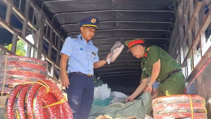 Khám phương tiện vận tải, thu giữ nhiều phụ tùng xe điện 2 bánh có dấu hiệu giả mạo nhãn hiệu
