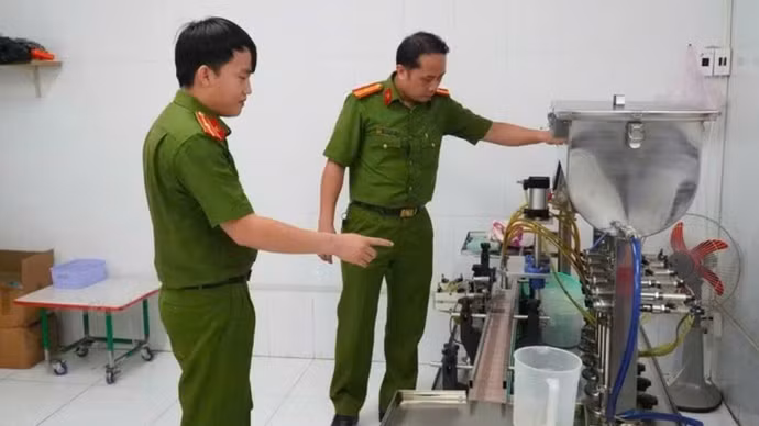 Chi nhánh Công ty Thịnh Cường sản xuất, buôn bán lượng lớn dầu gió giả mạo nhãn hiệu Eagle Brand
