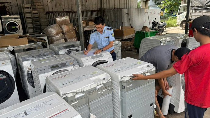 Thu giữ lượng lớn hàng cấm nhập khẩu trong kho máy giặt, điều hoà