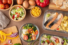 Trong các yếu tố ảnh hưởng đến sức khỏe thận, lối sống, đặc biệt là chế độ ăn uống đóng vai trò then chốt