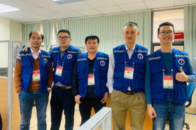 Bác sĩ Vũ Mạnh Tiến (đứng thứ hai từ phải sang) tham gia Đội Điều tra, nghiên cứu cơ động (CDC Hà Nội)