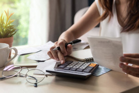 Cách một phụ nữ U40 "vén" chi tiêu gia đình, mua nhà đất, tậu xe hơi