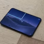 iPhone Duo bị tố nứt màn hình sau vài giờ sử dụng, nghi vấn lỗi bản lề