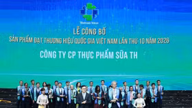 Ông Tal Cohen, Tổng Giám đốc Công ty Cổ phần Thực phẩm Sữa TH nhận biểu trưng Thương hiệu quốc gia Việt Nam năm 2026