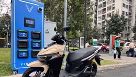 Nghịch lý tăng trưởng của xe máy xăng: Thị phần ngày càng giảm, doanh số đi ngang