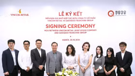 Đại diện Vincom Retail và QooQoo Franchise Group trong buổi lễ ký kết