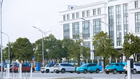 Vị trí đối diện Bệnh viện Vinmec Riverside thuận tiện cho cư dân khu đô thị Vinhomes Riverside, người dân khu vực Long Biên và các chủ xe điện thường xuyên di chuyển qua khu vực phía Đông Hà Nội.