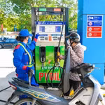 Giá xăng giảm mạnh, xăng E10 xuống gần 2.000 đồng/lít