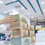 Lãi suất công khai giảm mạnh, cuộc đua ngầm trả lãi 9%/năm vẫn tiếp diễn