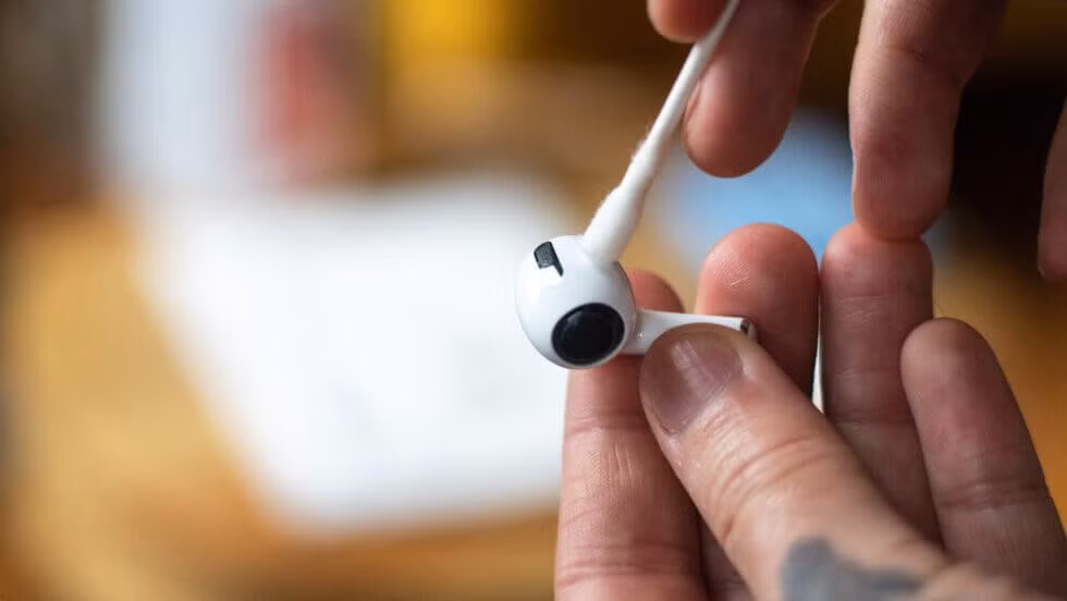 how-to-clean-headphones-and-earbuds-980x552.jpg