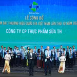 Ông Tal Cohen, Tổng Giám đốc Công ty Cổ phần Thực phẩm Sữa TH nhận biểu trưng Thương hiệu quốc gia Việt Nam năm 2026