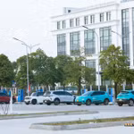 Vị trí đối diện Bệnh viện Vinmec Riverside thuận tiện cho cư dân khu đô thị Vinhomes Riverside, người dân khu vực Long Biên và các chủ xe điện thường xuyên di chuyển qua khu vực phía Đông Hà Nội.