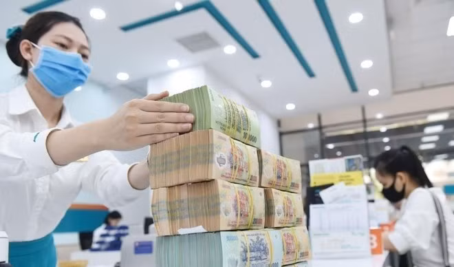 Lãi suất công khai giảm mạnh, cuộc đua ngầm trả lãi 9%/năm vẫn tiếp diễn