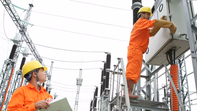 Yêu cầu xem xét giảm giá điện và giảm thuế xăng về 0% ngay tháng 11