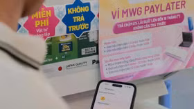 Từ chiếc "phao" tài chính đến "bẫy" nợ, dùng mua trước trả sau thế nào cho đúng?