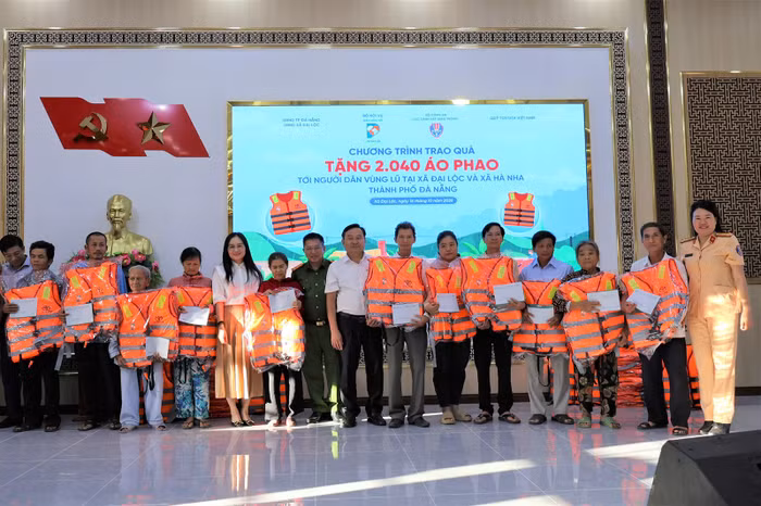 Quỹ Toyota Việt Nam trao tặng hơn 2.000 áo phao cứu sinh cho người dân Đà Nẵng