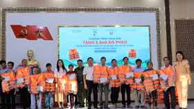Quỹ Toyota Việt Nam trao tặng hơn 2.000 áo phao cứu sinh cho người dân Đà Nẵng