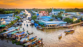 Pháp chìm trong biểu tình, đốt phá, du khách thèm sự bình yên ở Việt Nam