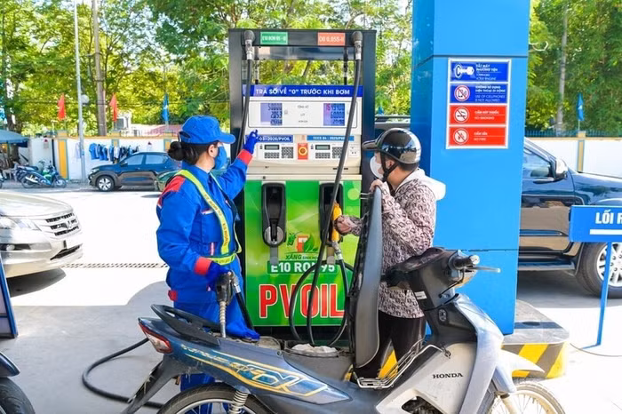 Giá xăng giảm mạnh, xăng E10 xuống gần 2.000 đồng/lít