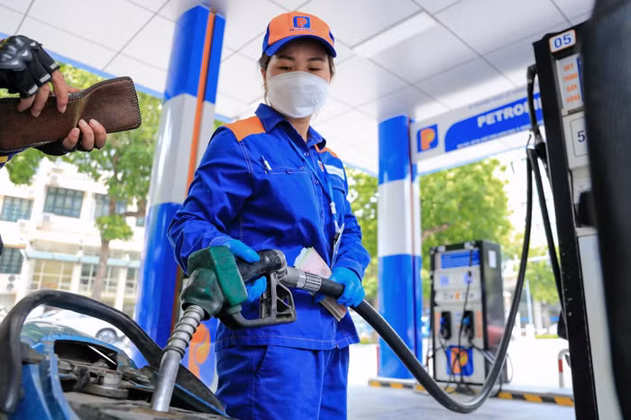Giá xăng dầu cùng tăng, dầu diesel vượt 30.000 đồng/lít