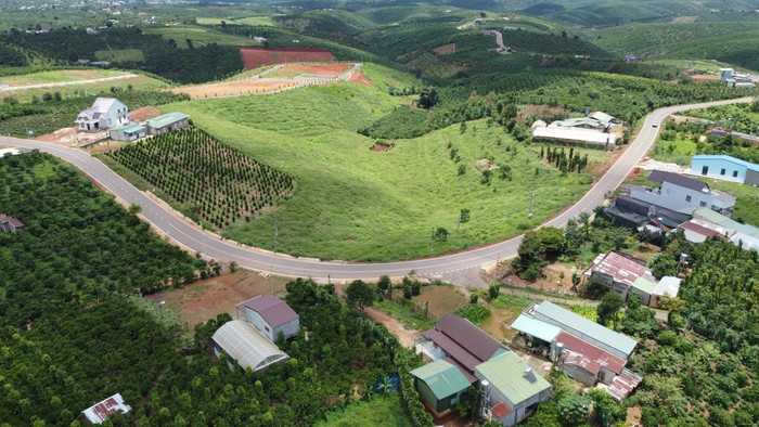 Hộ gia đình, cá nhân đang sử dụng đất nông nghiệp nếu đủ điều kiện được bồi thường về đất thì được hỗ trợ ổn định đời sống
