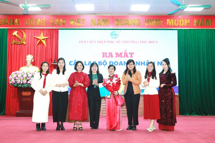 cac-dong-chi-lanh-dao-trao-quyet-dinh-ra-mat-clb-doanh-nhan-nu-phuong-phu-dien.jpg