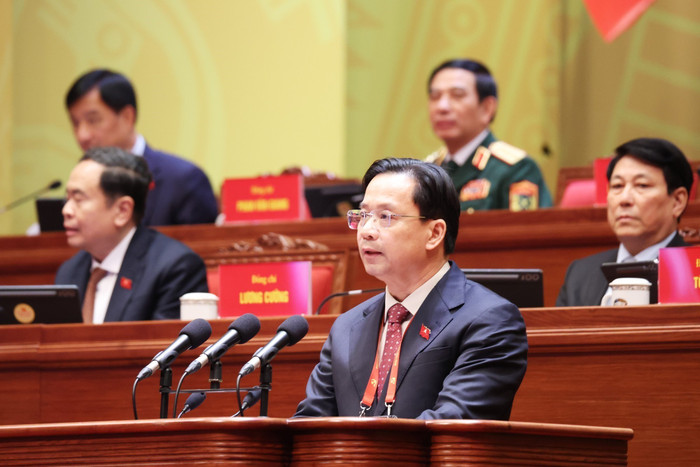 Đồng chí Hoàng Văn Nghiệm, Bí thư Tỉnh ủy, Trưởng Đoàn đại biểu Quốc hội tỉnh Sơn La, trình bày tham luận “Phát triển kinh tế xanh gắn với nông nghiệp ứng dụng công nghệ cao và du lịch sinh thái bền vững”. Ảnh: TTXVN