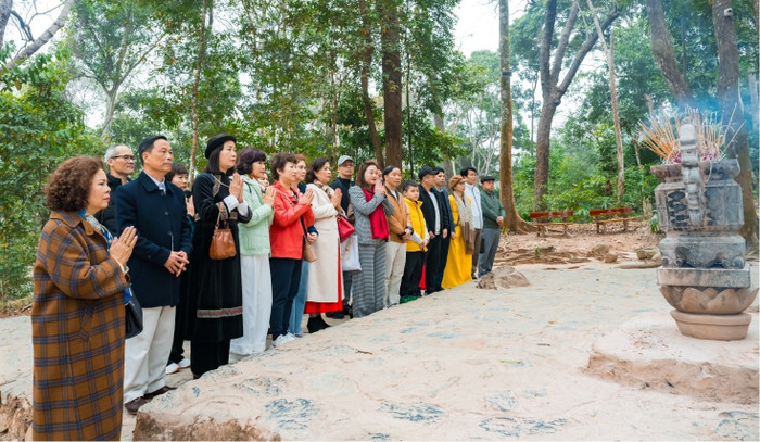 ba-nguyen-thu-thuy-pho-chu-tich-thuong-truc-vacod-ong-nguyen-huu-thap-chu-tich-hiep-hoi-doanh-nghiep-tinh-tuyen-quang-chu-tich-hdqt-cong-ty-co-phan-du-lich-na-hang-mac-vest-mau-gach-sam-4615.jpg