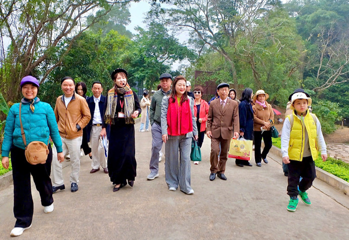 ba-nguyen-thu-thuy-pho-chu-tich-thuong-truc-vacod-khan-do-cung-doan-doanh-nhan-vacod-hba-duoc-huong-dan-vien-dan-vao-tham-khu-di-tich-lich-su-tan-trao.jpg