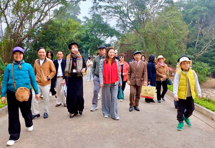 ba-nguyen-thu-thuy-pho-chu-tich-thuong-truc-vacod-khan-do-cung-doan-doanh-nhan-vacod-hba-duoc-huong-dan-vien-dan-vao-tham-khu-di-tich-lich-su-tan-trao.jpg