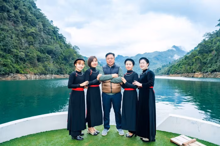voi-cac-co-gai-tay.jpg