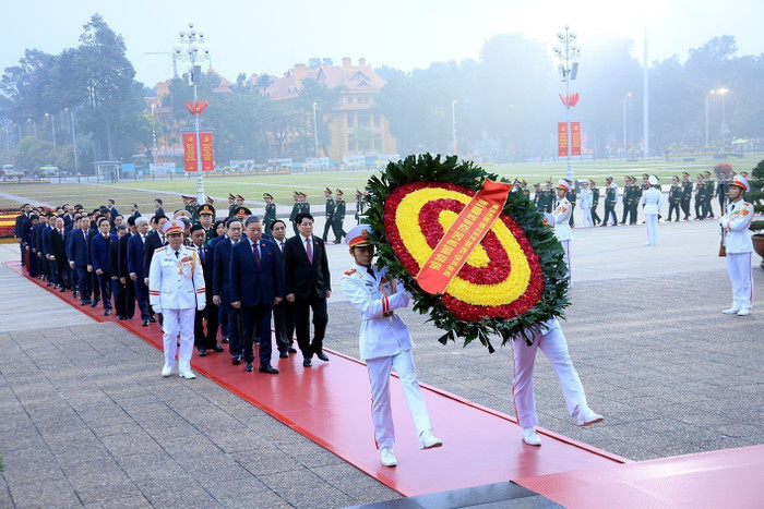truoc-gio-khai-mac-phien-tru-bi-cac-dai-bieu-du-dai-hoi-da-vao-lang-vieng-chu-tich-ho-chi-minh.jpg