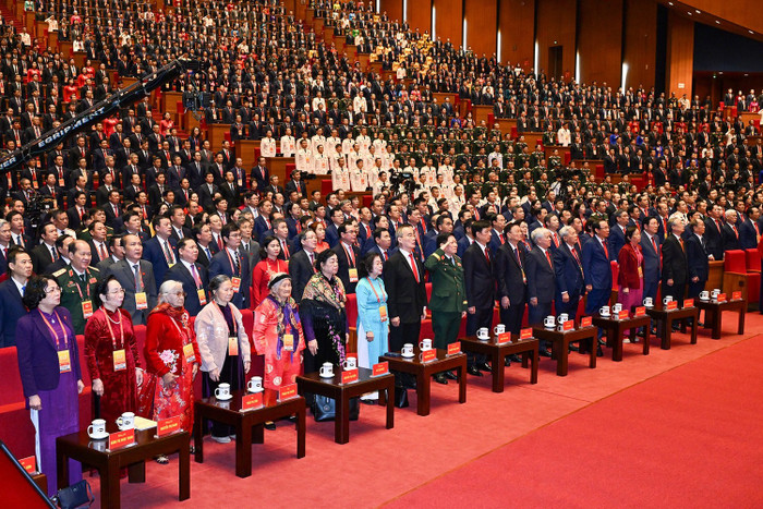 cac-dai-bieu-thuc-hien-nghi-le-chao-co.jpg