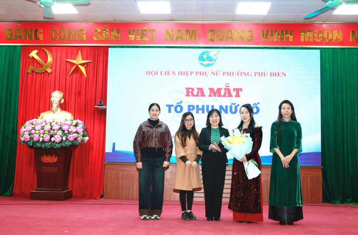 Đồng chí Hoàng Thị Thủy – Phó Bí thư Thường trực Đảng ủy phường Phú Diễn trao quyết định ra mắt Tổ phụ nữ số