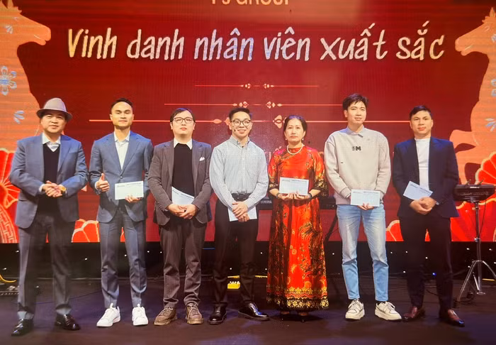vinh-danh-nhan-vien-xuat-sac-nam-2025.jpg