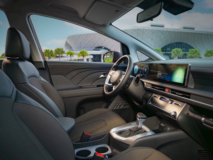 Màn hình kép liền mạch và cụm phím điều khiển trung tâm là hai điểm mới trong nội thất Hyundai Stargazer mới, mang đến trải nghiệm cao cấp hơn.