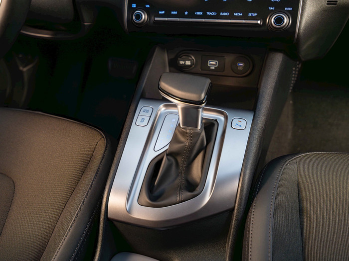 Hộp số iVT cải tiến độc quyền của Hyundai mang tới trải nghiệm vận hành linh hoạt trong đô thị và bền bỉ trên những hành trình dài.