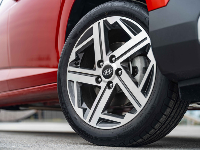 Bộ mâm 17 inch với phối 2 tông màu tinh tế không chỉ gia tăng vẻ cứng cáp mà còn tôn lên nét thể thao, năng động.