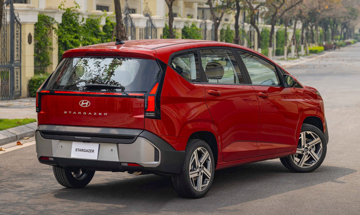 Cản sau mang thiết kế mới, không chỉ gọn gàng hơn mà còn toát lên vẻ năng động, khỏe khoắn của dòng SUV.