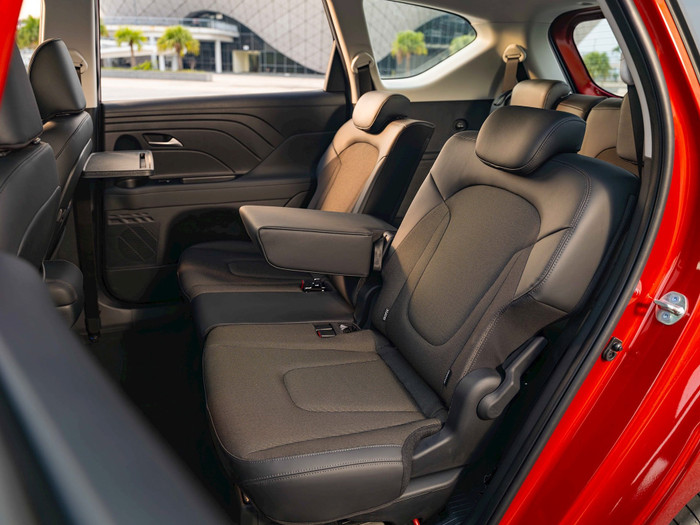 Hyundai Stargazer mới tiếp tục trang bị bàn gấp cho hàng ghế thứ 2 tiện dụng cho người dùng.
