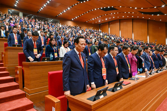 toan-the-dai-hoi-danh-mot-phut-mac-niem-de-tuong-nho-den-dong-chi-co-tong-bi-thu-nguyen-phu-trong-va-cac-dong-chi-uy-vien-ban-chap-hanh-trung-uong-dang-khoa-xiii-da-tu-tran-trong-nhiem-ky-dai-hoi-xiii.jpg