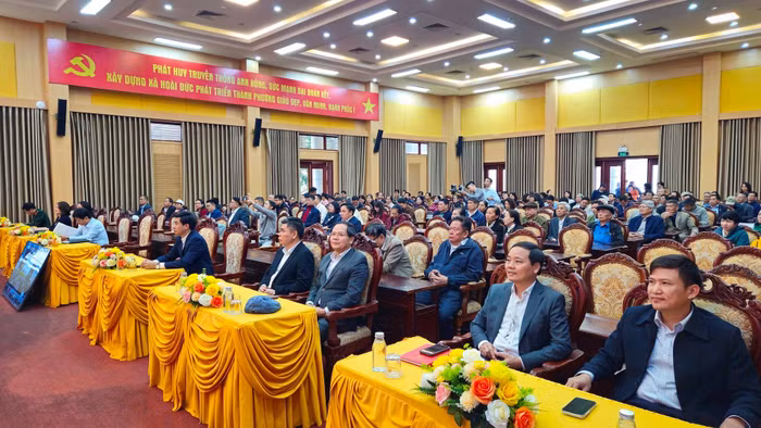 cu-tri-diem-cau-xa-hoai-duc-tham-gia-dong-dao.jpg.avif
